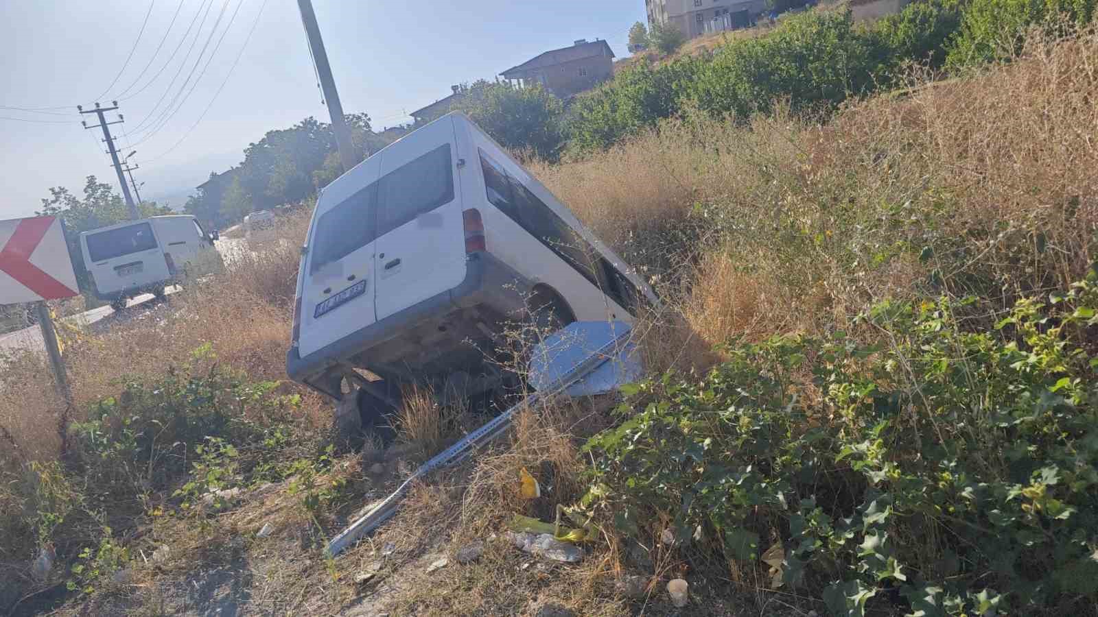 Malatya&rsquo;da kontrolden &ccedil;ıkan minib&uuml;s şarampole devrildi: 2 yaralı