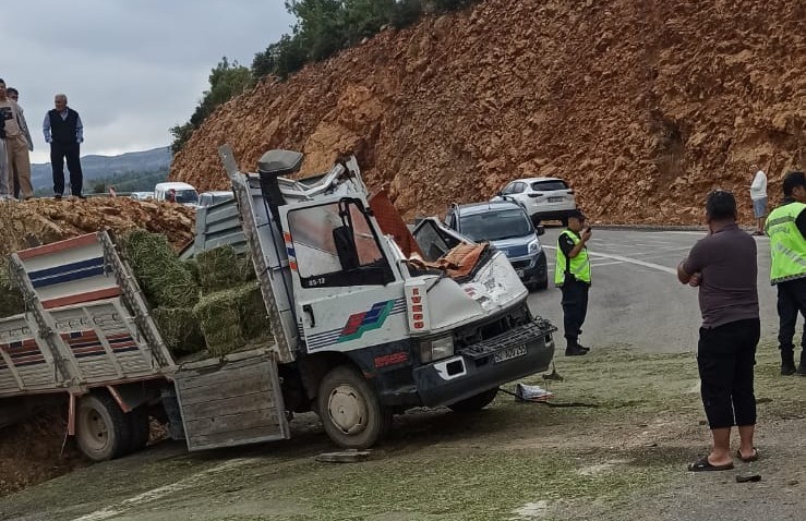 Karaman&rsquo;da yonca balyası y&uuml;kl&uuml; kamyonet devrildi: 1 &ouml;l&uuml;, 1 yaralı