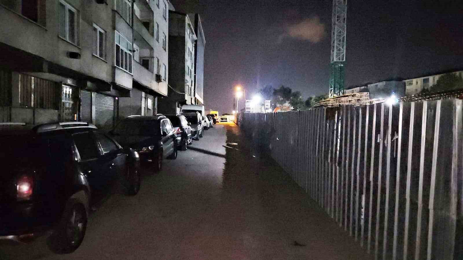 Sultangazi&rsquo;de inşaat sahasında toprak kayınca yolda &ccedil;atlama meydana geldi