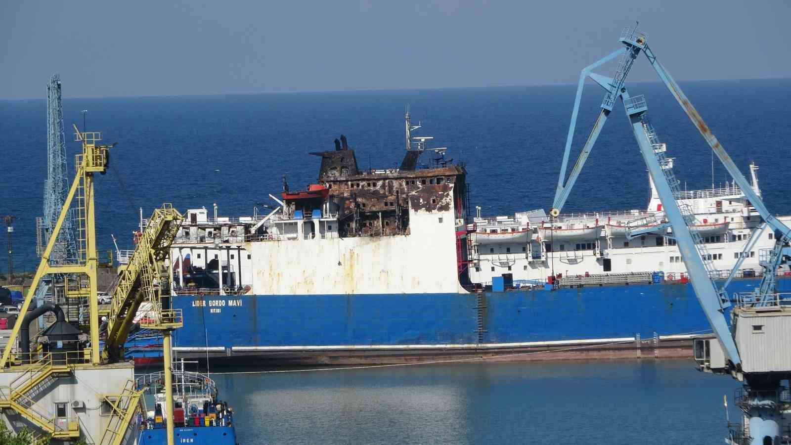 Dron saldırısına uğrayan Ro-Ro gemisi Trabzon Limanı&rsquo;na demirledi