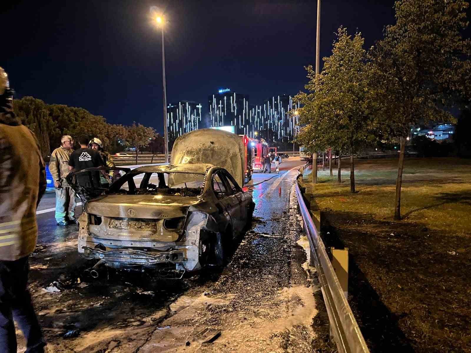 Bakırk&ouml;y&rsquo;de otomobil alev topuna d&ouml;nd&uuml;