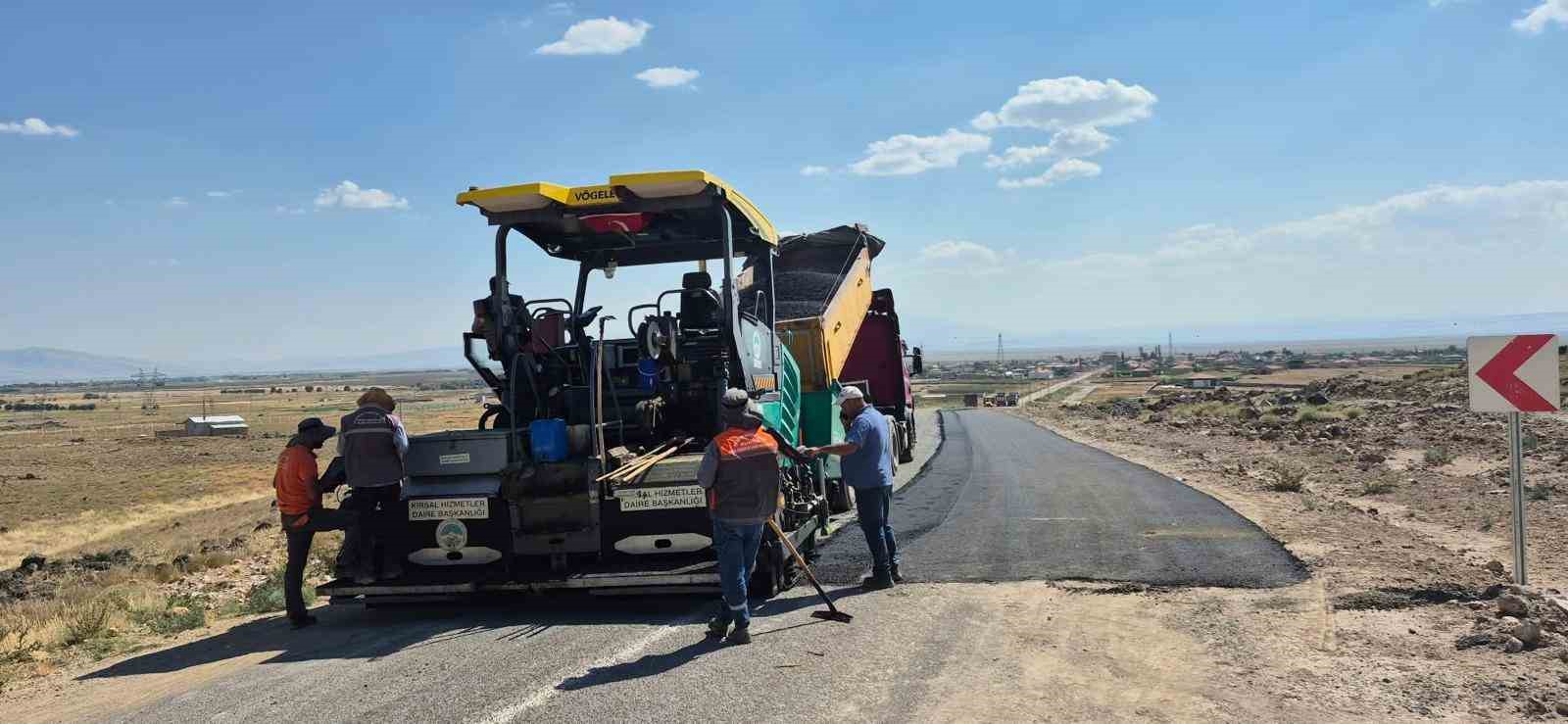 Kayseri B&uuml;y&uuml;kşehir, Develi&rsquo;de sıcak asfalt &ccedil;alışmalarına başladı