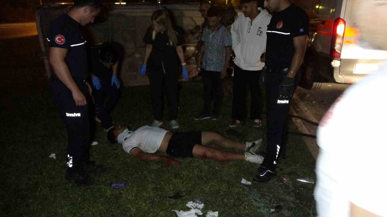Ref&uuml;j bord&uuml;r&uuml;ne &ccedil;arpan otomobil takla attı: 2 yaralı