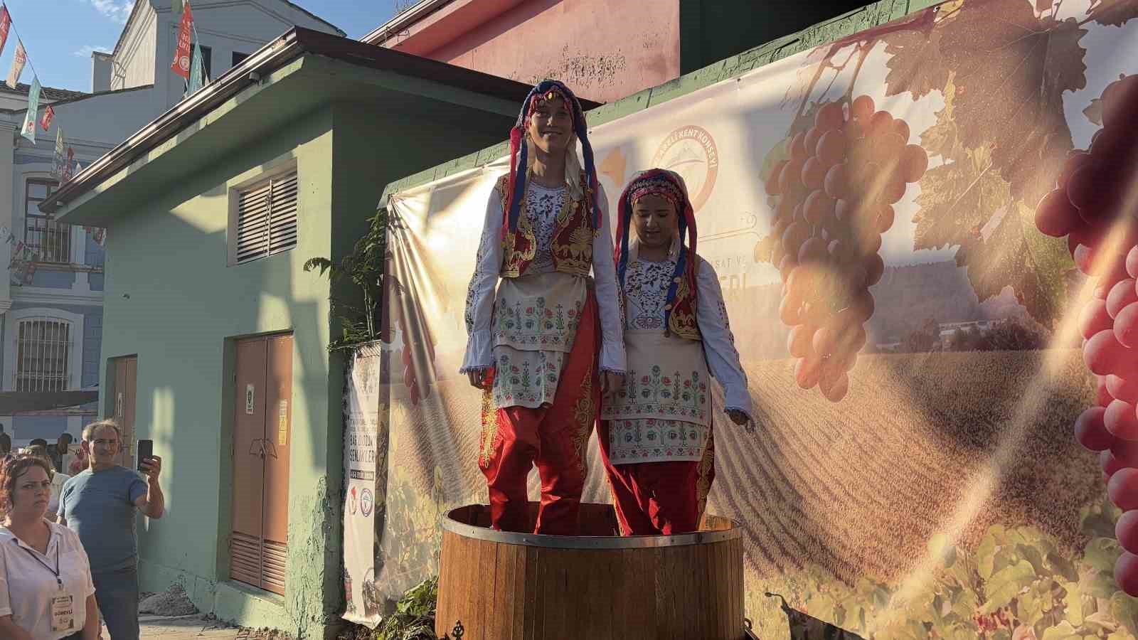 Kırklareli protokol&uuml; geleneksel y&ouml;ntemle hazırlanan &uuml;z&uuml;m suyunu i&ccedil;ti