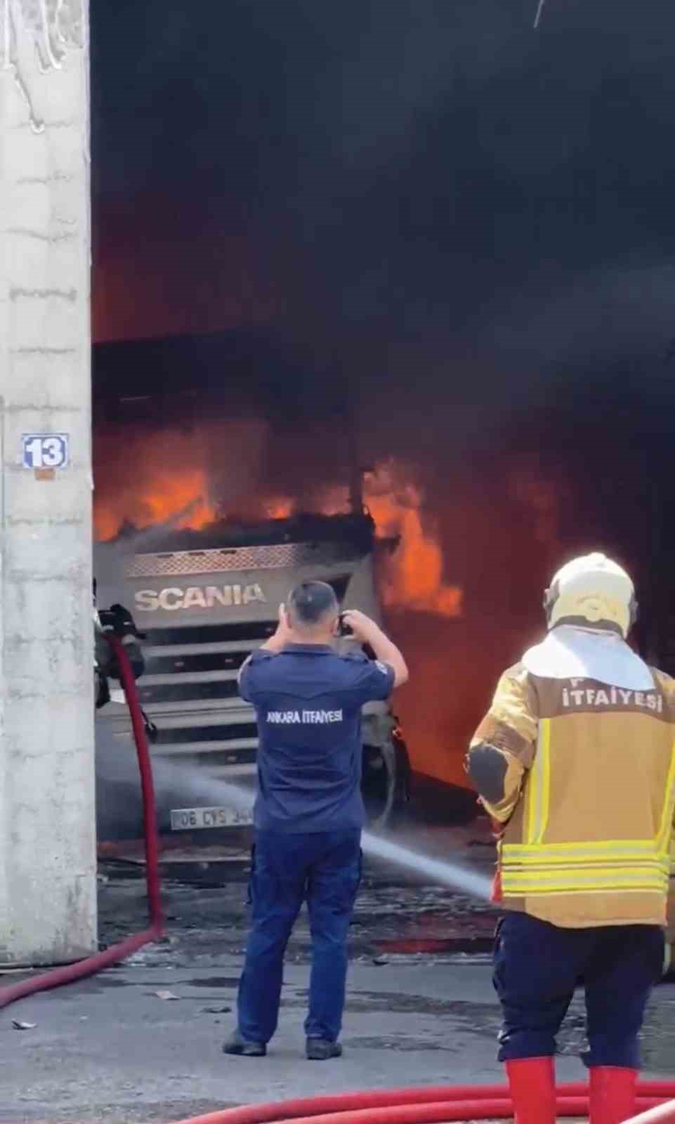 Ankara&rsquo;da kargo deposunda &ccedil;ıkan yangın kontrol altına alındı
