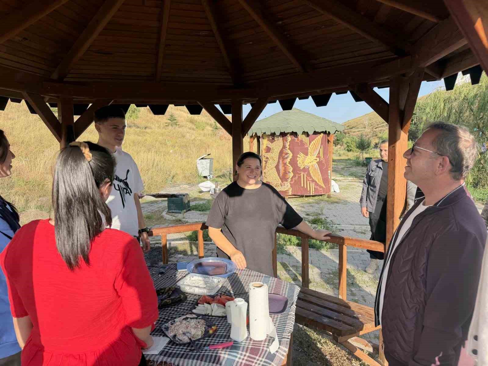 Vali Polat, Susuz Şelalesi&rsquo;nde vatandaşlarla bir araya geldi