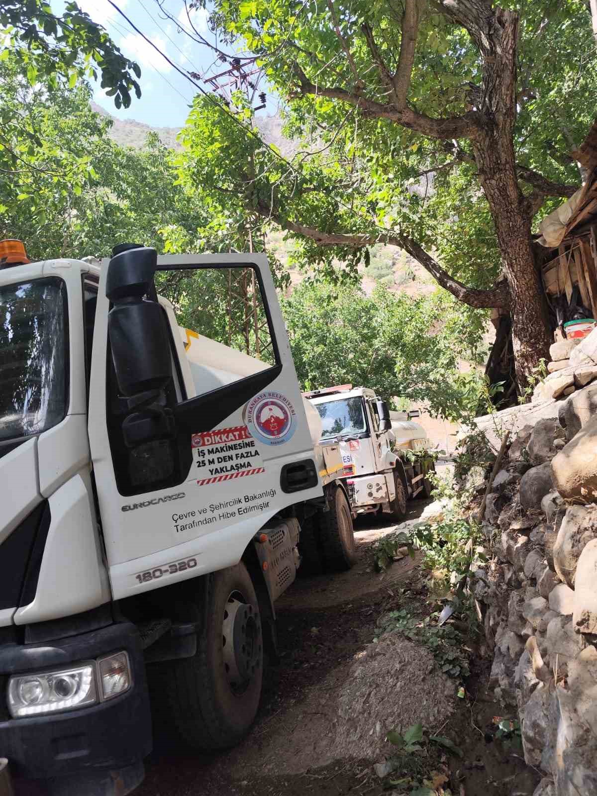 Hakk&acirc;ri&rsquo;de 400 balya ot yanarak kullanılamaz hale geldi