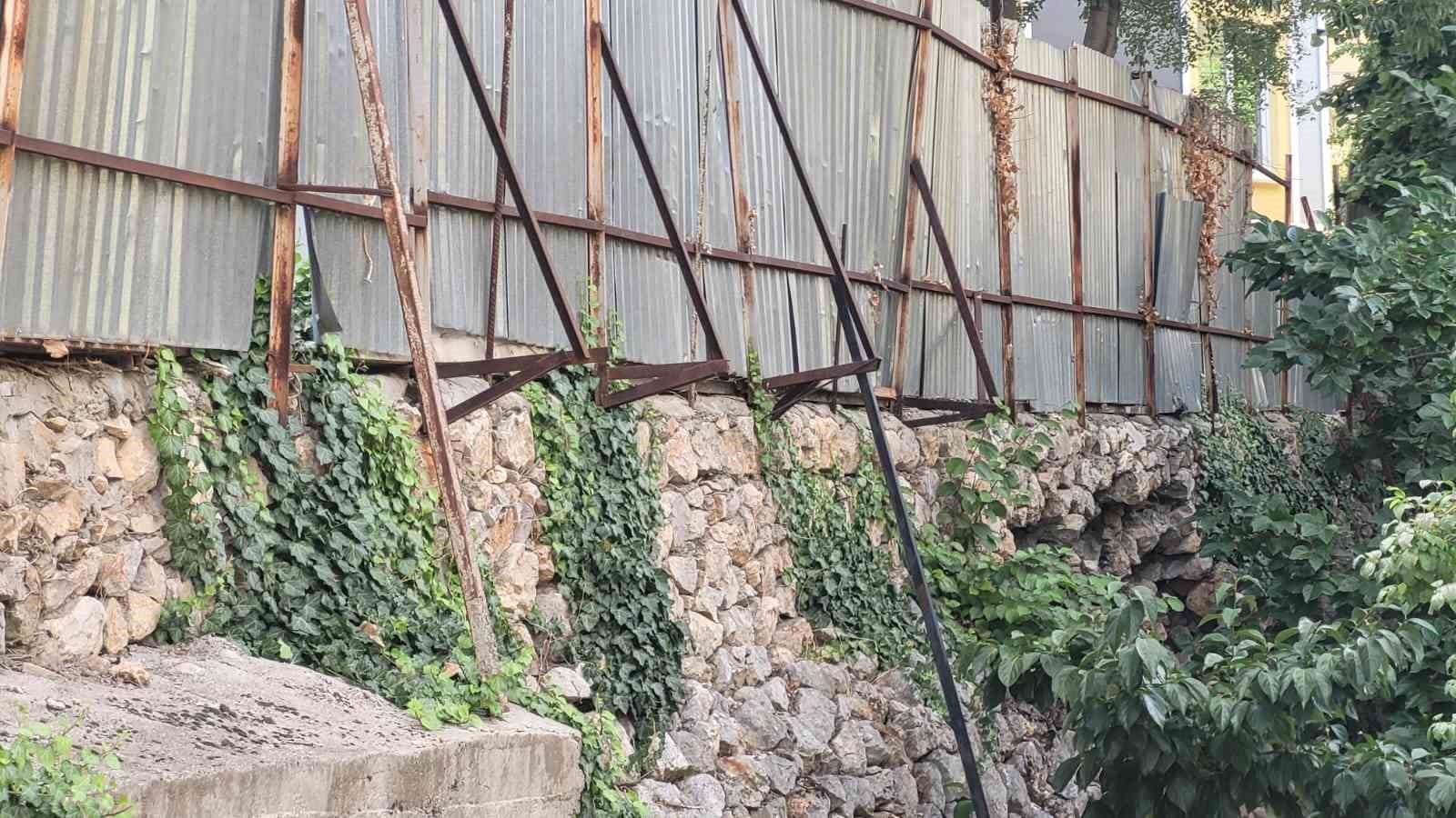 Kemaliye&rsquo;de onarılmayan okul istinat duvarı tehlike oluşturuyor