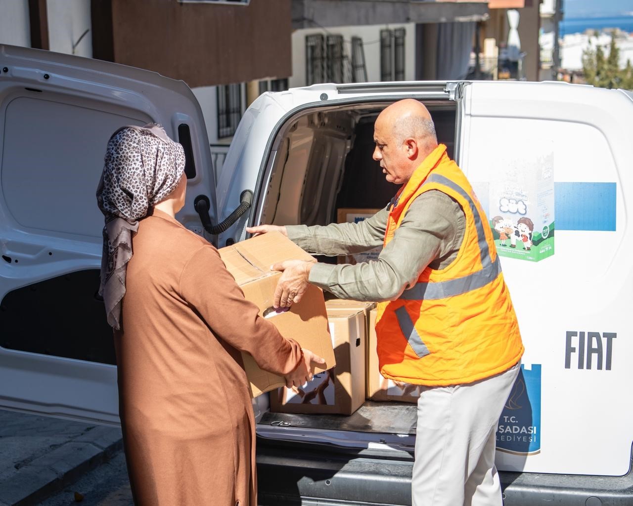 Kuşadası&rsquo;nda ihtiya&ccedil; sahiplerine 2 bin 831 gıda kolisi ulaştırıldı