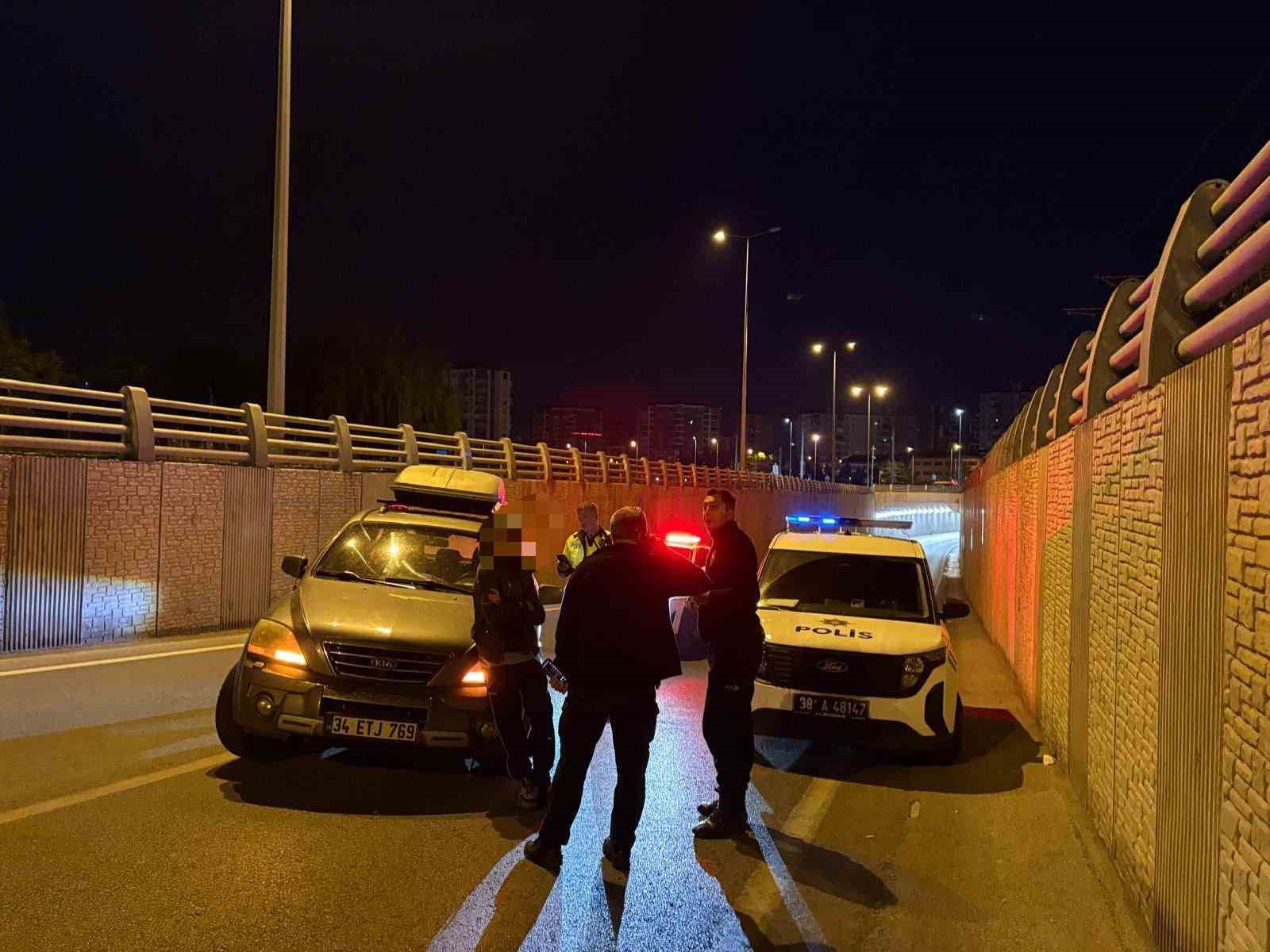 Yozgat&rsquo;tan dedesinin aracını izinsiz alan engelli s&uuml;r&uuml;c&uuml; Kayseri&rsquo;de kaza yaptı