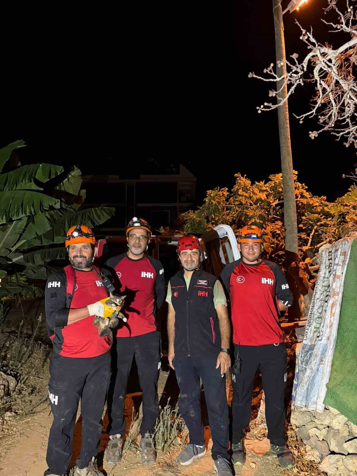 Alanya&rsquo;da 10 metrelik su kuyusunda mahsur kalan kediyi ekipler kurtardı