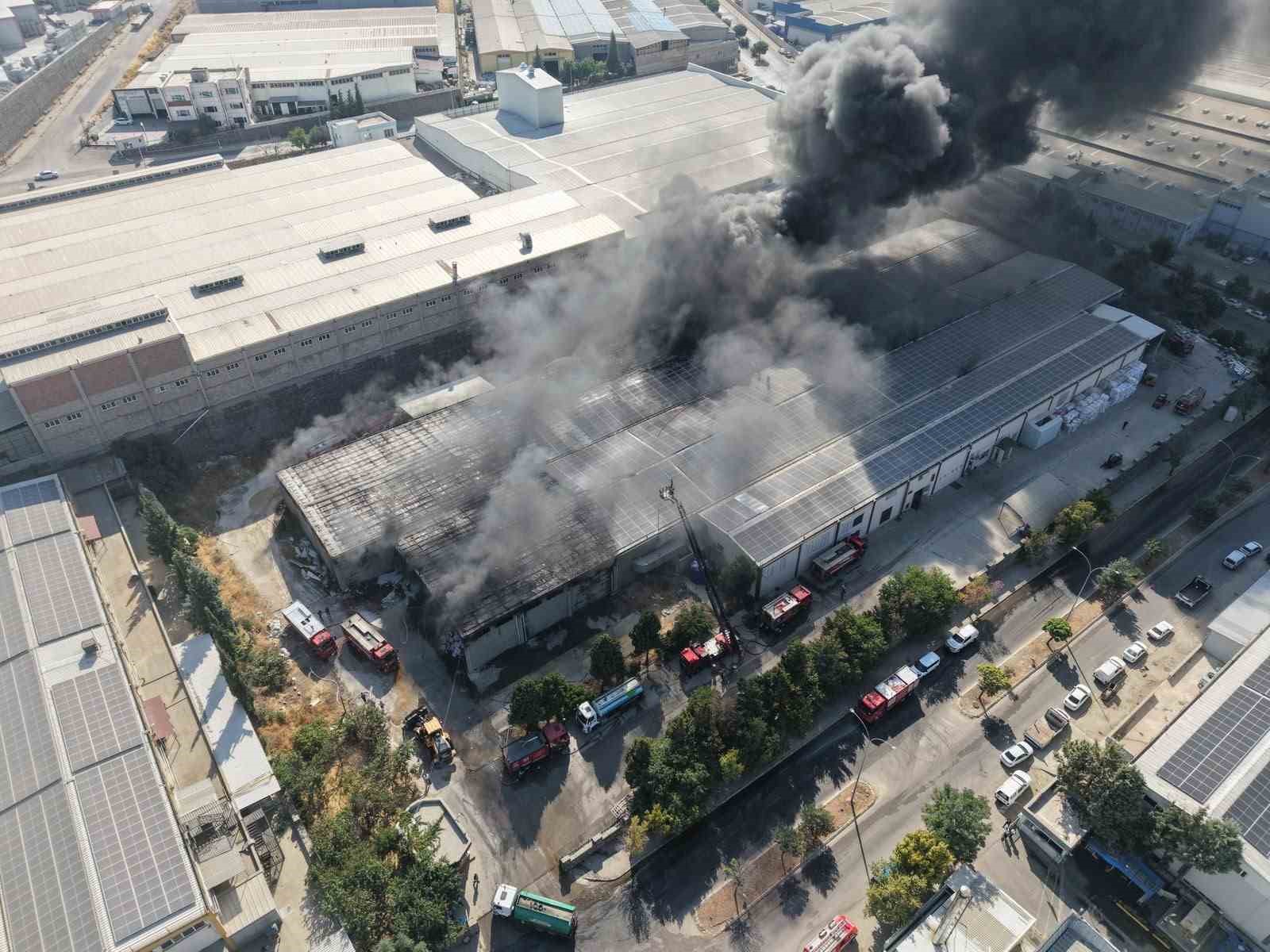 Gaziantep&rsquo;te tekstil fabrikasındaki yangın dron ile g&ouml;r&uuml;nt&uuml;lendi