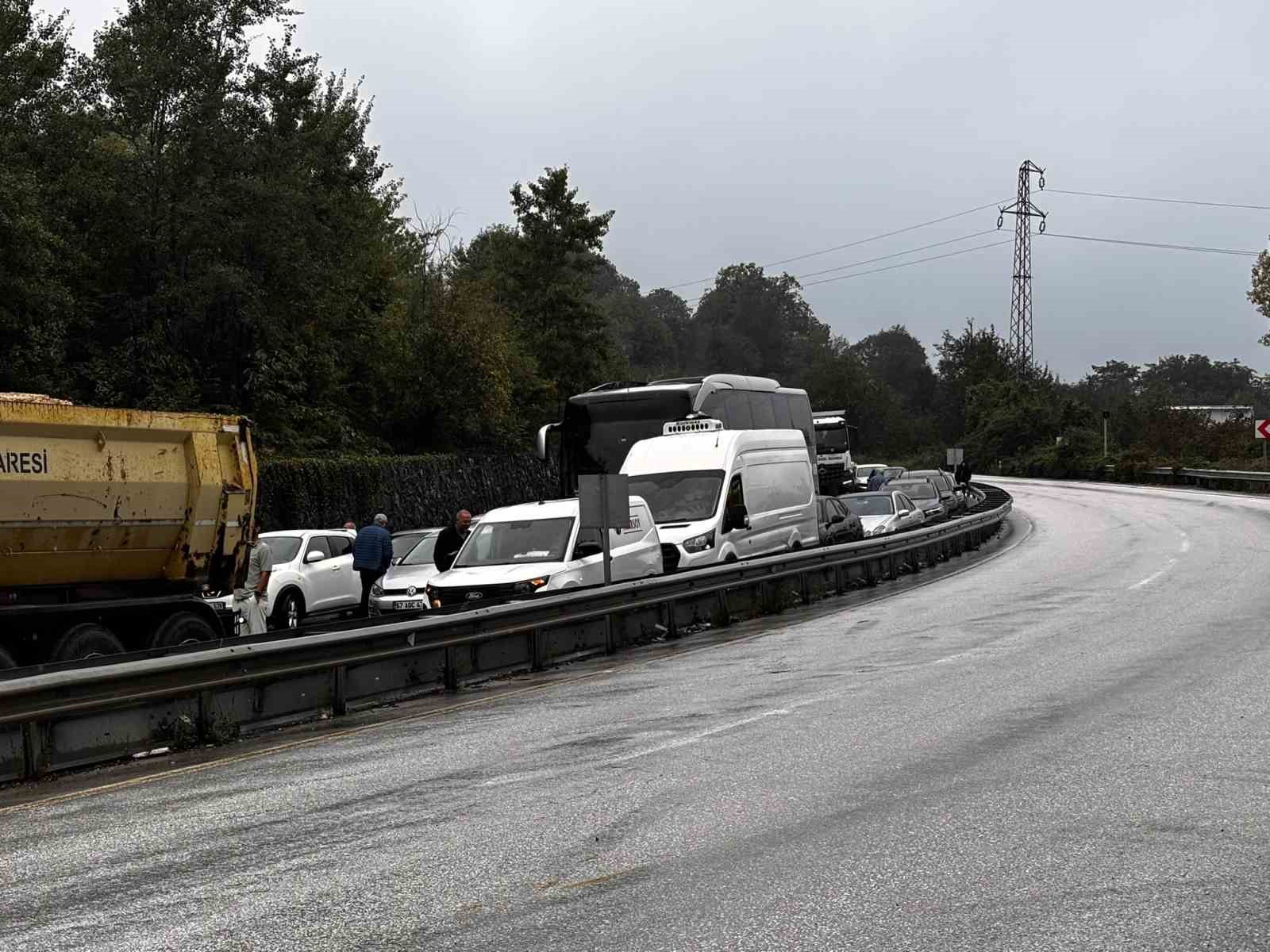 D&uuml;zce D-655 karayolunda makaslayan tır yolu trafiğe kapattı