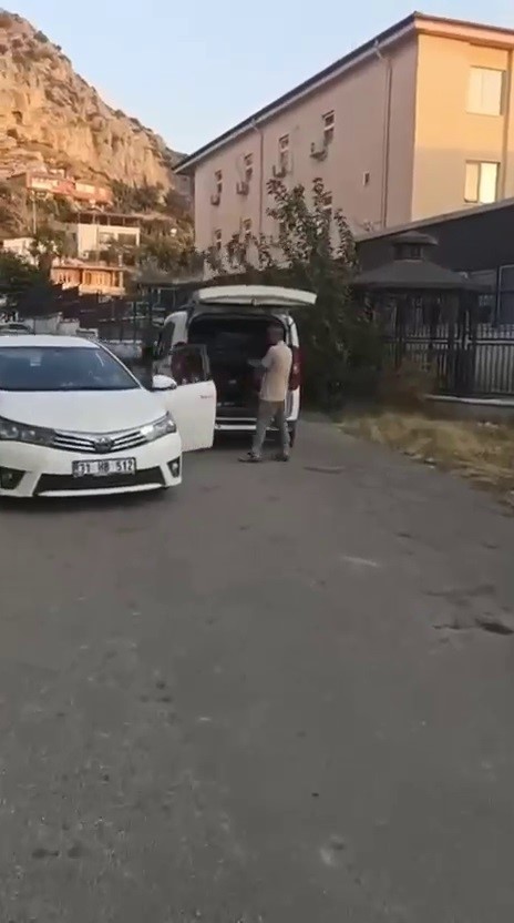 İş&ccedil;i gibi yelek giyip mesai yapan hırsız, yevmiyesini 300 bin TL&rsquo;ye getirecekken yakalandı
