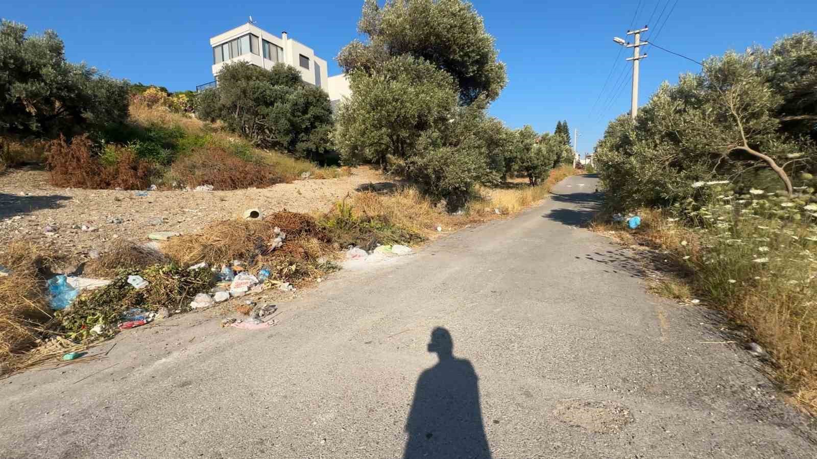 Yol kenarları &ccedil;&ouml;ple doldu, mahalleli isyan etti
