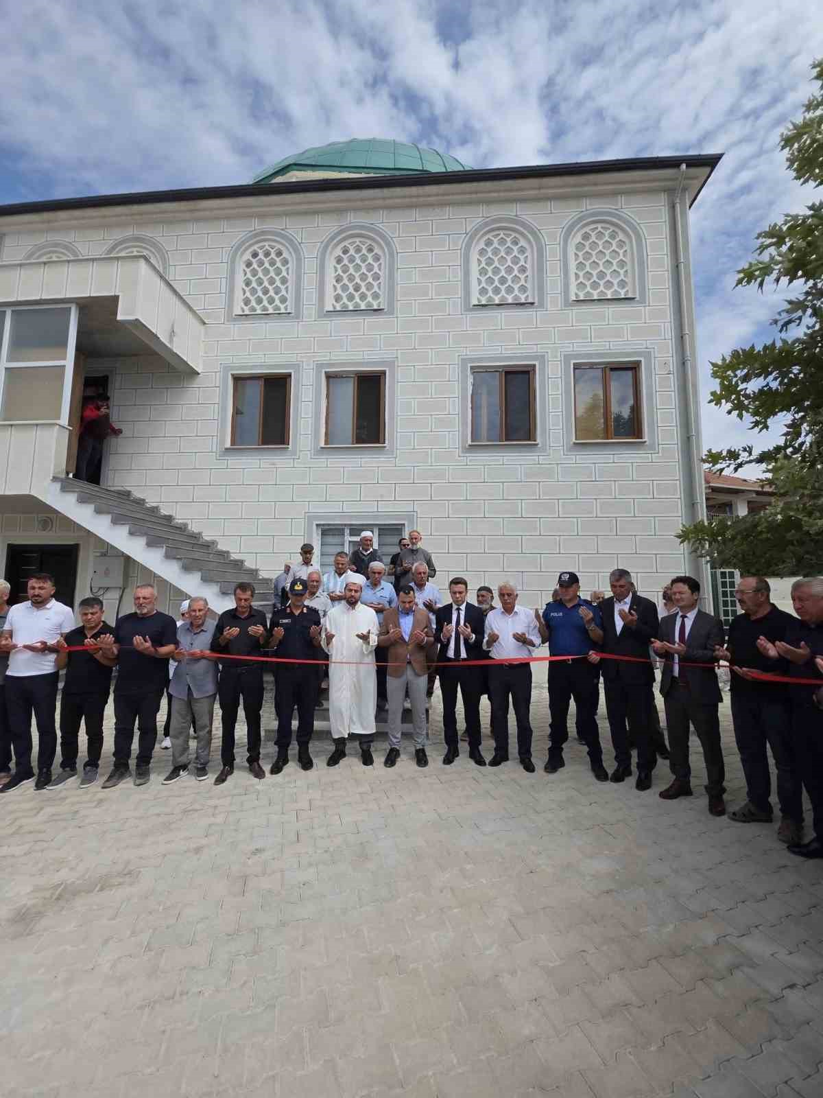 Depremde yıkılan Karaburun K&ouml;y&uuml; Camisi yeniden hizmete a&ccedil;ıldı