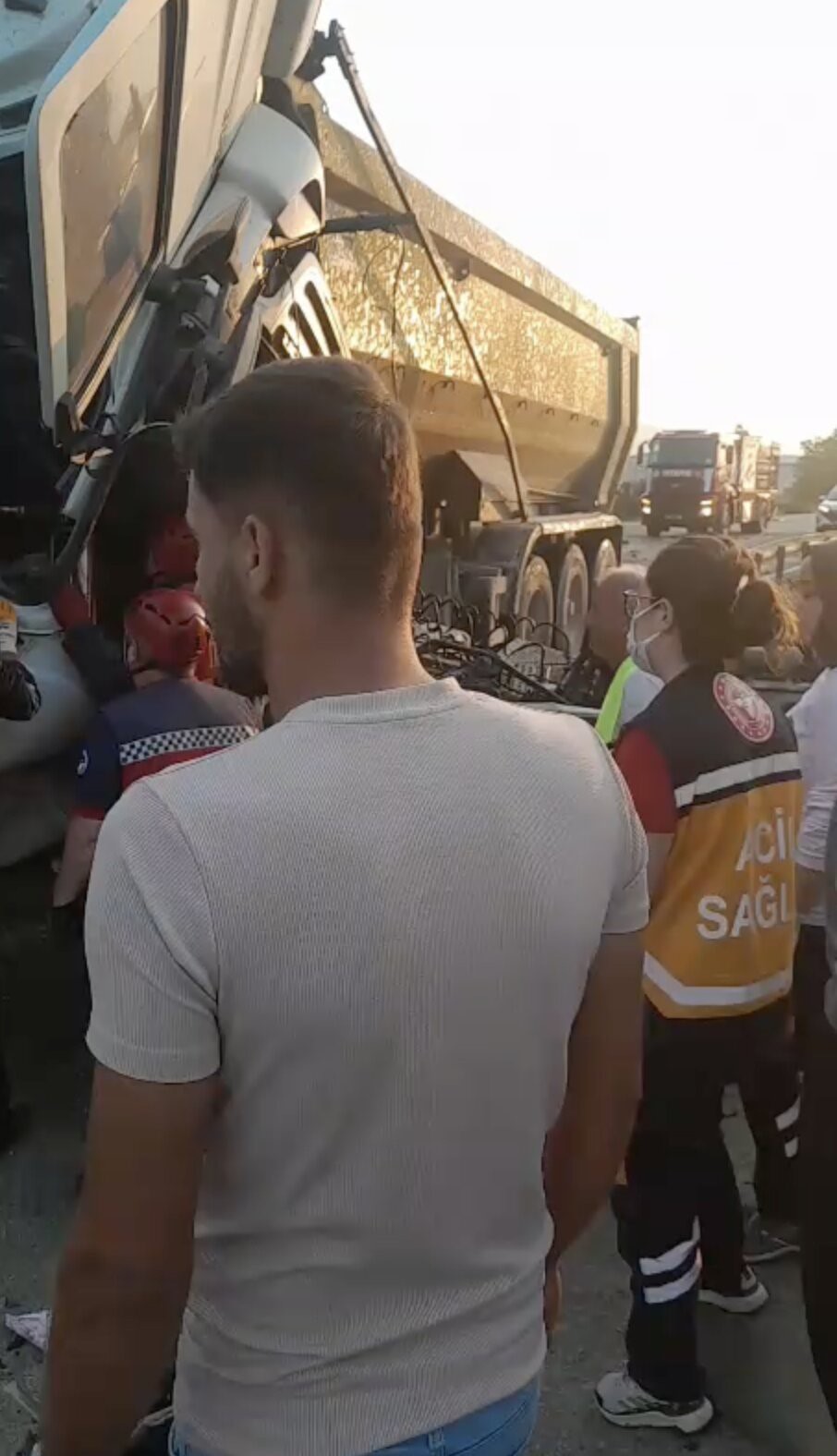 Tır önce akaryakıt istasyonu duvarına sonra refüje çarptı: 1 ölü, 1 yaralı