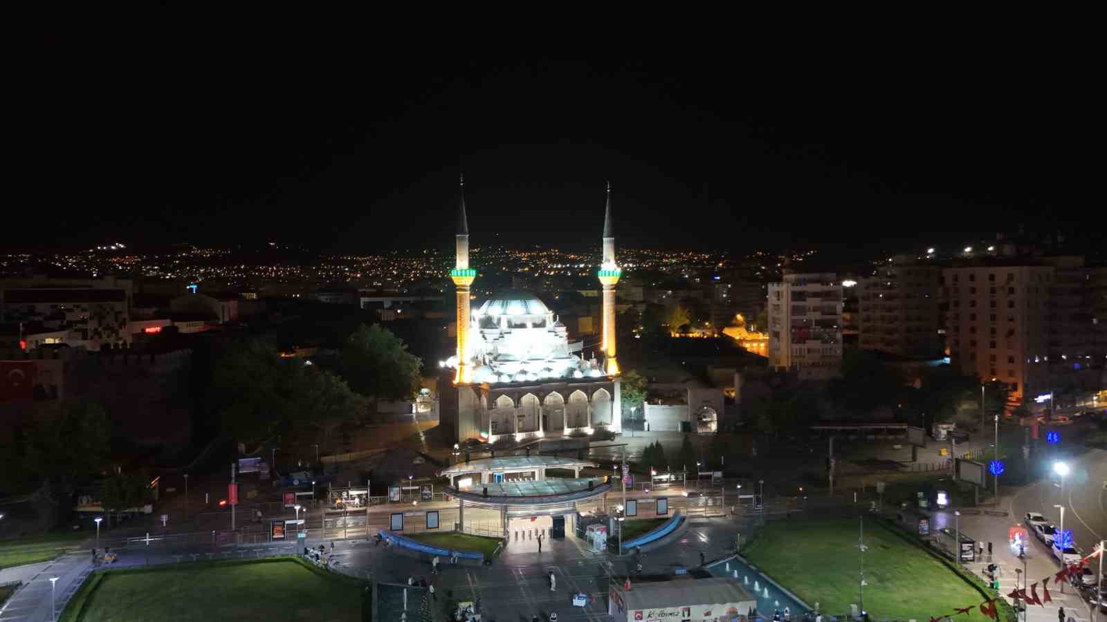 Kayseri&rsquo;de 15 Temmuz&rsquo;un yıl d&ouml;n&uuml;m&uuml;nde camilerden sela y&uuml;kseldi
