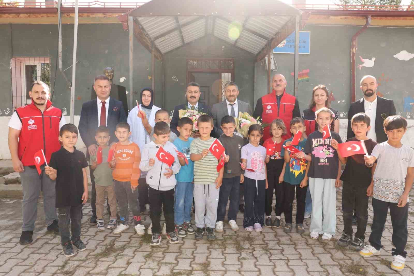 Sivas Vakıflar B&ouml;lge M&uuml;d&uuml;rl&uuml;ğ&uuml;&rsquo;nden k&ouml;y okullarında eğitim g&ouml;ren &ouml;ğrencilere destek