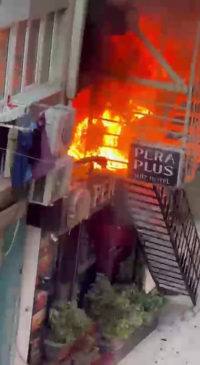 Bakırk&ouml;y&rsquo;de 6 katlı otelde yangın: 12 yaralı