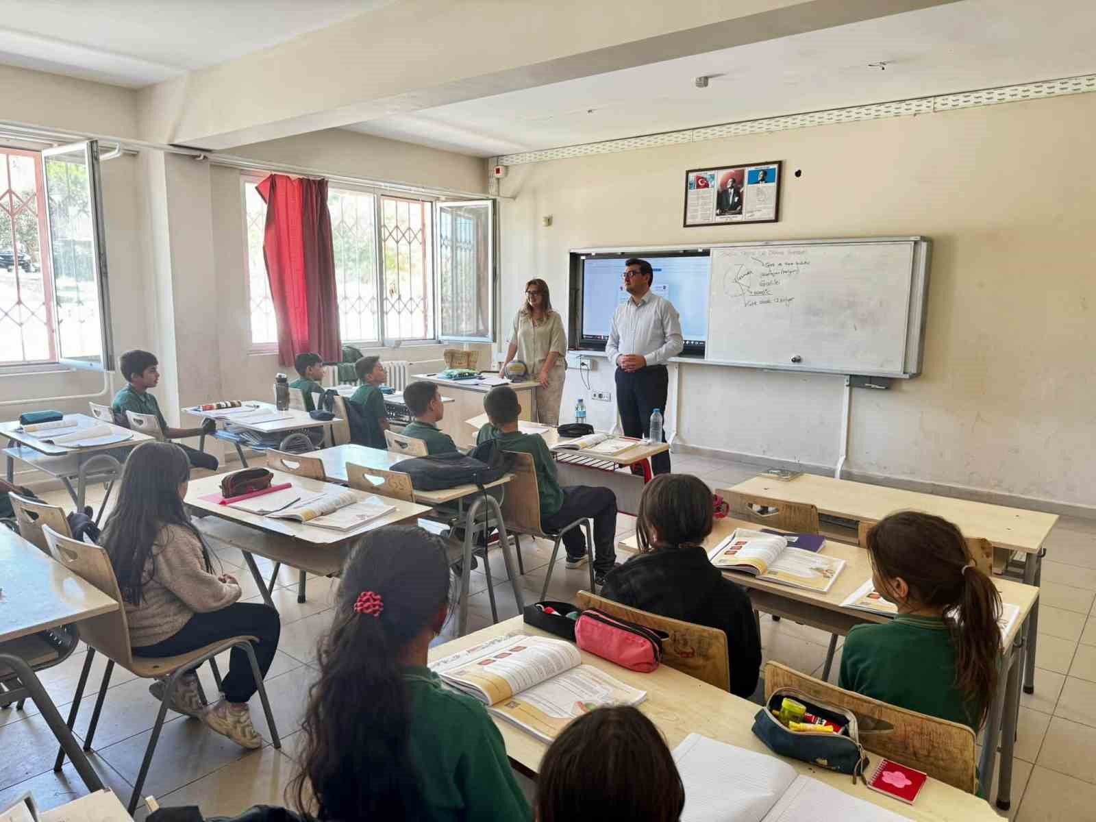 Kaymakam S&ouml;zen, Yazıkent&rsquo;te &ouml;ğrencilerle bir araya geldi