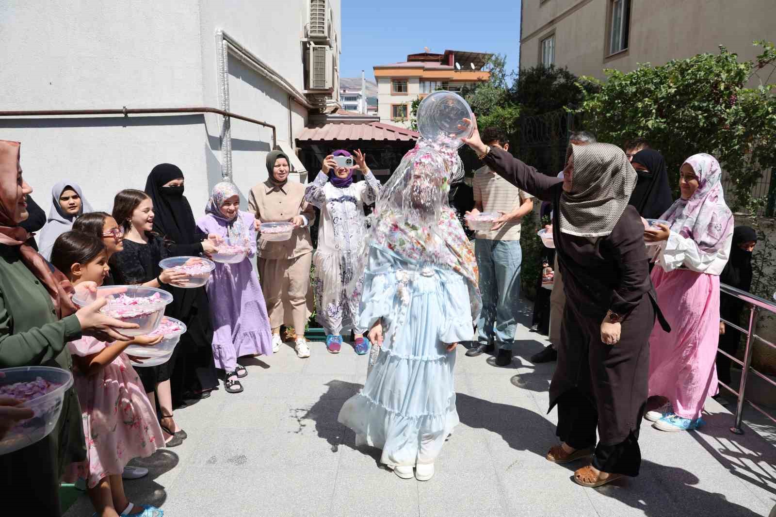 Hafızlığını tamamlayan Fatma Zehra&rsquo;dan doktor babaya duygulandıran s&uuml;rpriz