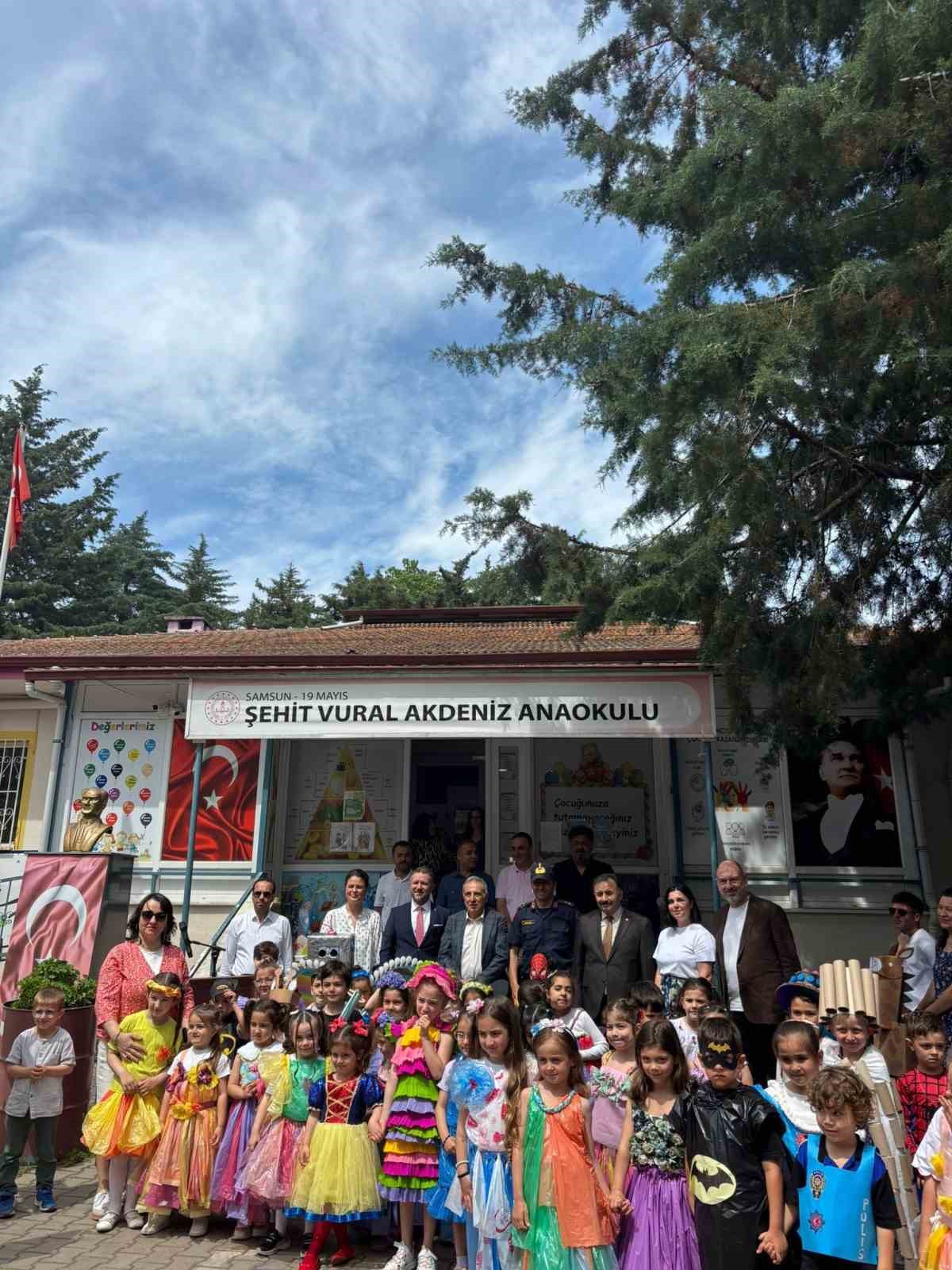 Miniklerden sıfır atık defilesi ve resim sergisi