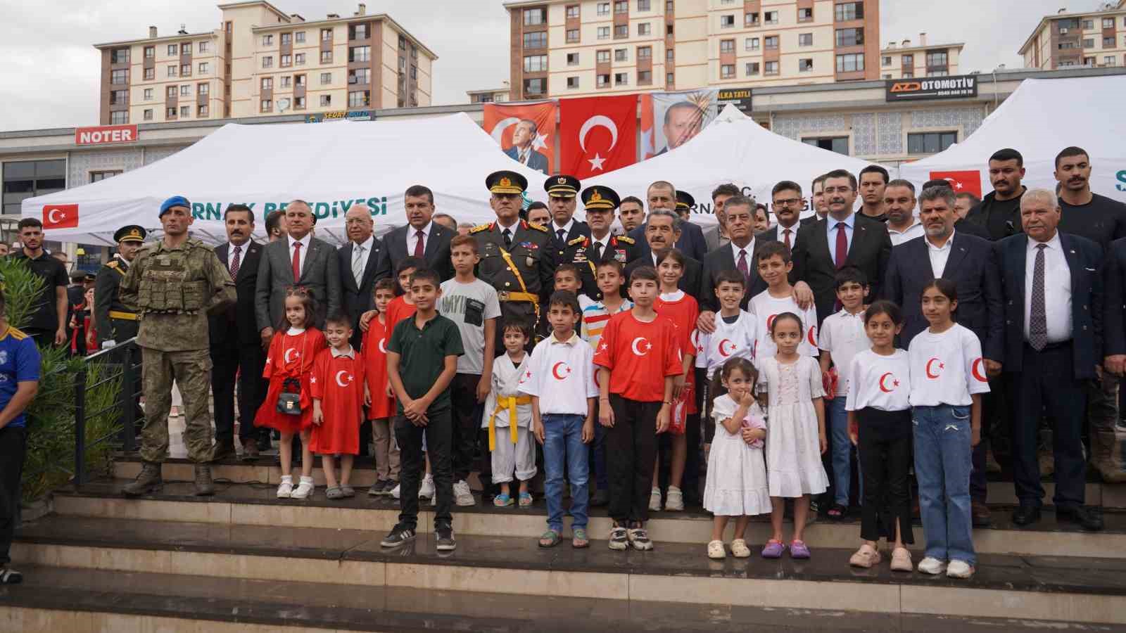 Şırnak&rsquo;ta 30 Ağustos coşkusu yağmura meydan okudu