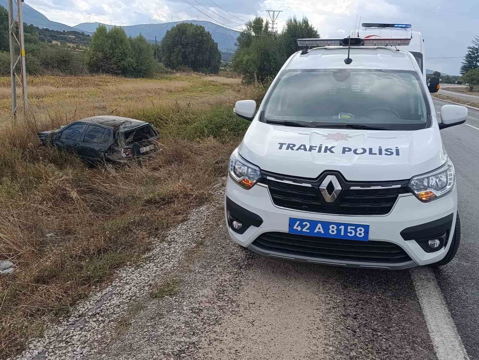 Kaygan yolda kontrolden &ccedil;ıkan otomobil şarampole devrildi: 1 yaralı