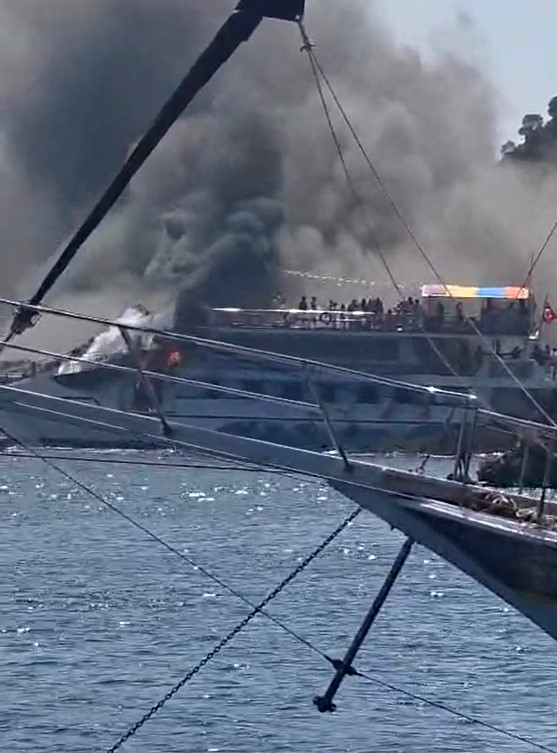 Fethiye&rsquo;de gezi teknesi alev aldı: 115 kişi denize atladı