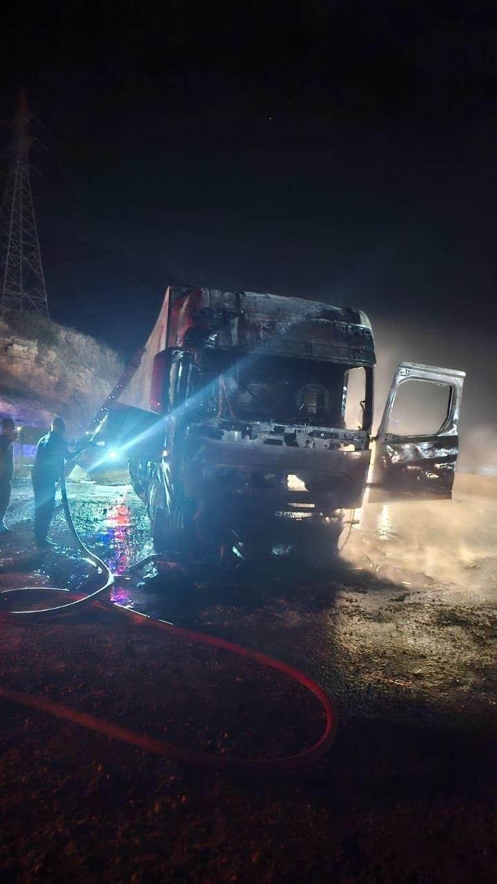 Seyir halindeki tır alevlere teslim oldu