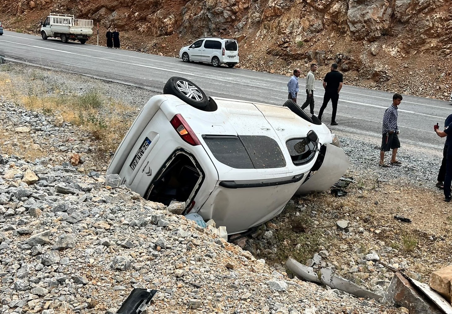 Hafif ticari ara&ccedil; takla attı: 6 yaralı
