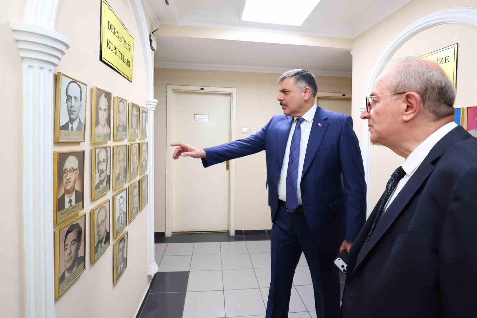 Bakan &Ccedil;ift&ccedil;i&rsquo;den T&uuml;rk İdareciler Derneği&rsquo;ne ziyaret