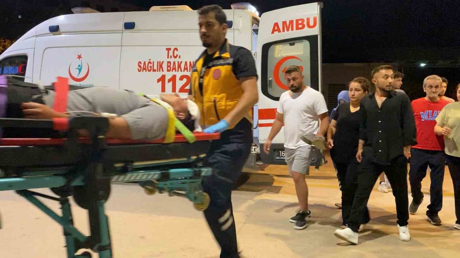 Kavgada şişeyle yaralandı, t&uuml;feğiyle geri d&ouml;n&uuml;p ateş a&ccedil;tı: 2 yaralı