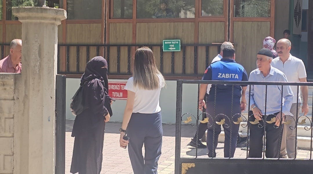 Elazığ&rsquo;da cuma namazı &ccedil;ıkışında dilencilere operasyon