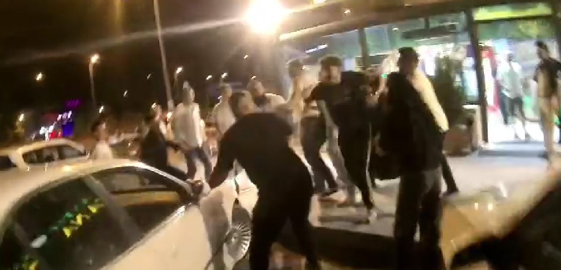 Karab&uuml;k&rsquo;te "yan bakma" tartışması yumruklu kavgaya d&ouml;n&uuml;şt&uuml;