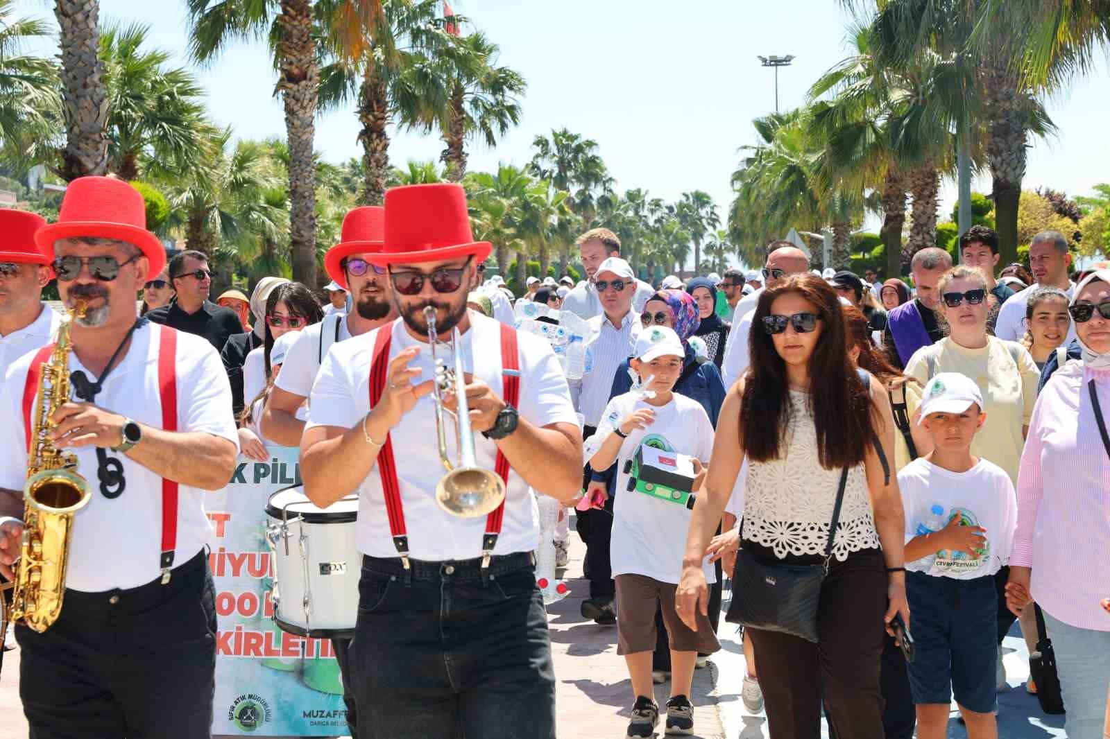 Darıca&rsquo;da minikler geri d&ouml;n&uuml;ş&uuml;m kıyafetleriyle podyuma &ccedil;ıktı