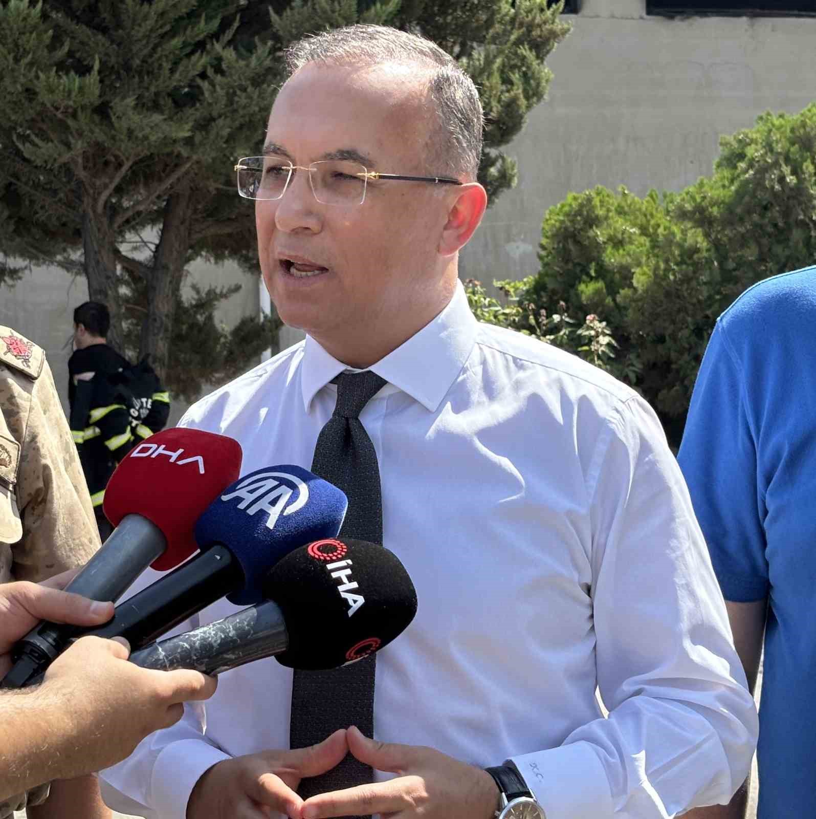 Vali Kemal &Ccedil;eber: "Yangına 39 ara&ccedil; ve 81 personelle m&uuml;dahale ediliyor, hemen hemen kontrol altına alındı"