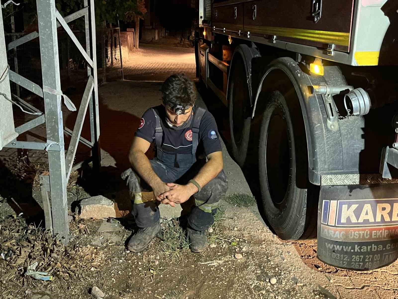 Yangında yemleri, iki ahırı yandı ve ineği telef oldu: "Alevler saniyeler i&ccedil;inde geldi"