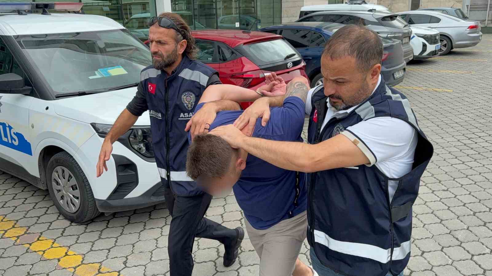 &Ouml;ld&uuml;rmeye teşebb&uuml;sten 15 yıl hapis cezasıyla aranan h&uuml;k&uuml;ml&uuml; saklandığı evde silahlarla yakalandı