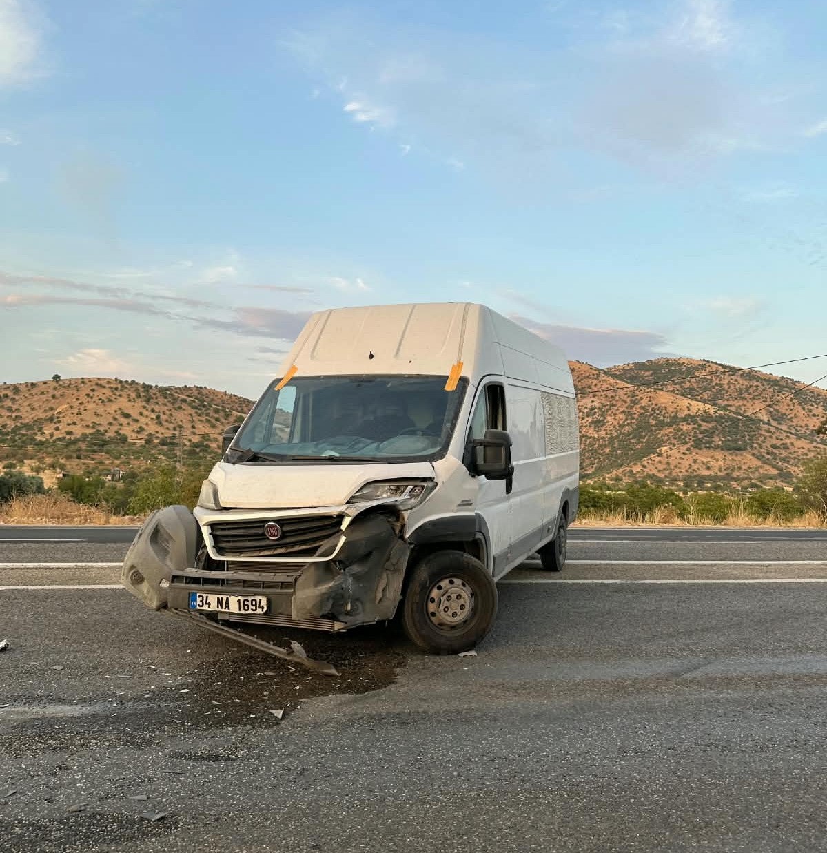 Otomobil ile minib&uuml;s &ccedil;arpıştı: 2 yaralı