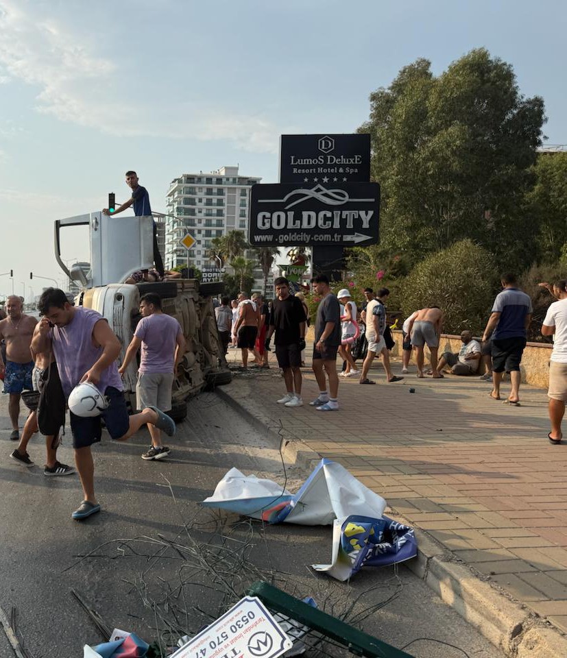 Bisiklete &ccedil;arpmamak i&ccedil;in manevra yapan ara&ccedil; yan yattı: 2 yaralı