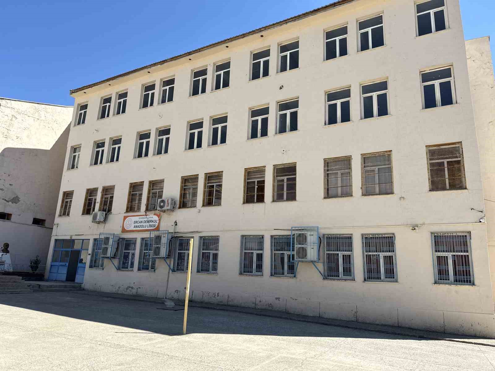 Çermikte yarım asırlık okul yıkılıyor