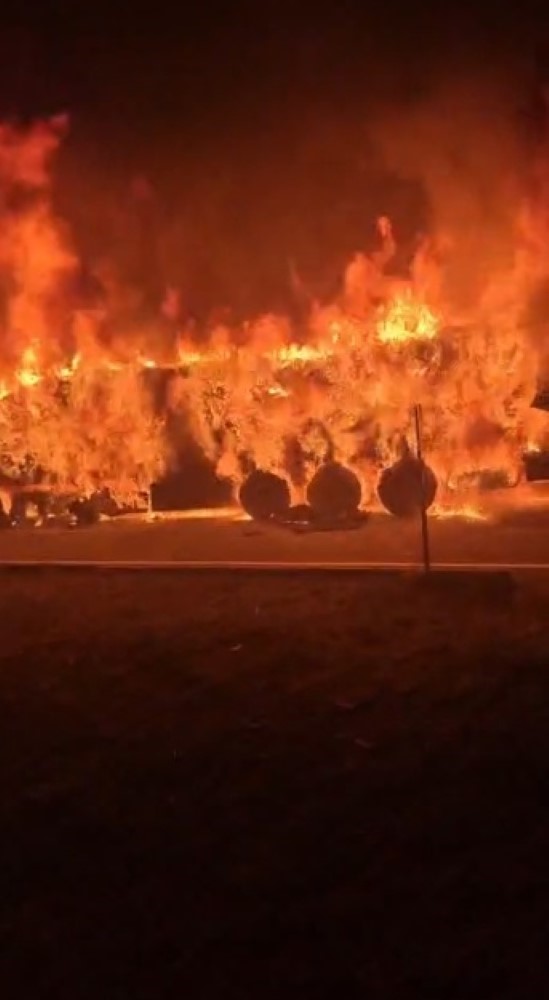 Kars&rsquo;ta seyir halindeki tır alev alev yandı: Şof&ouml;r son anda kurtuldu