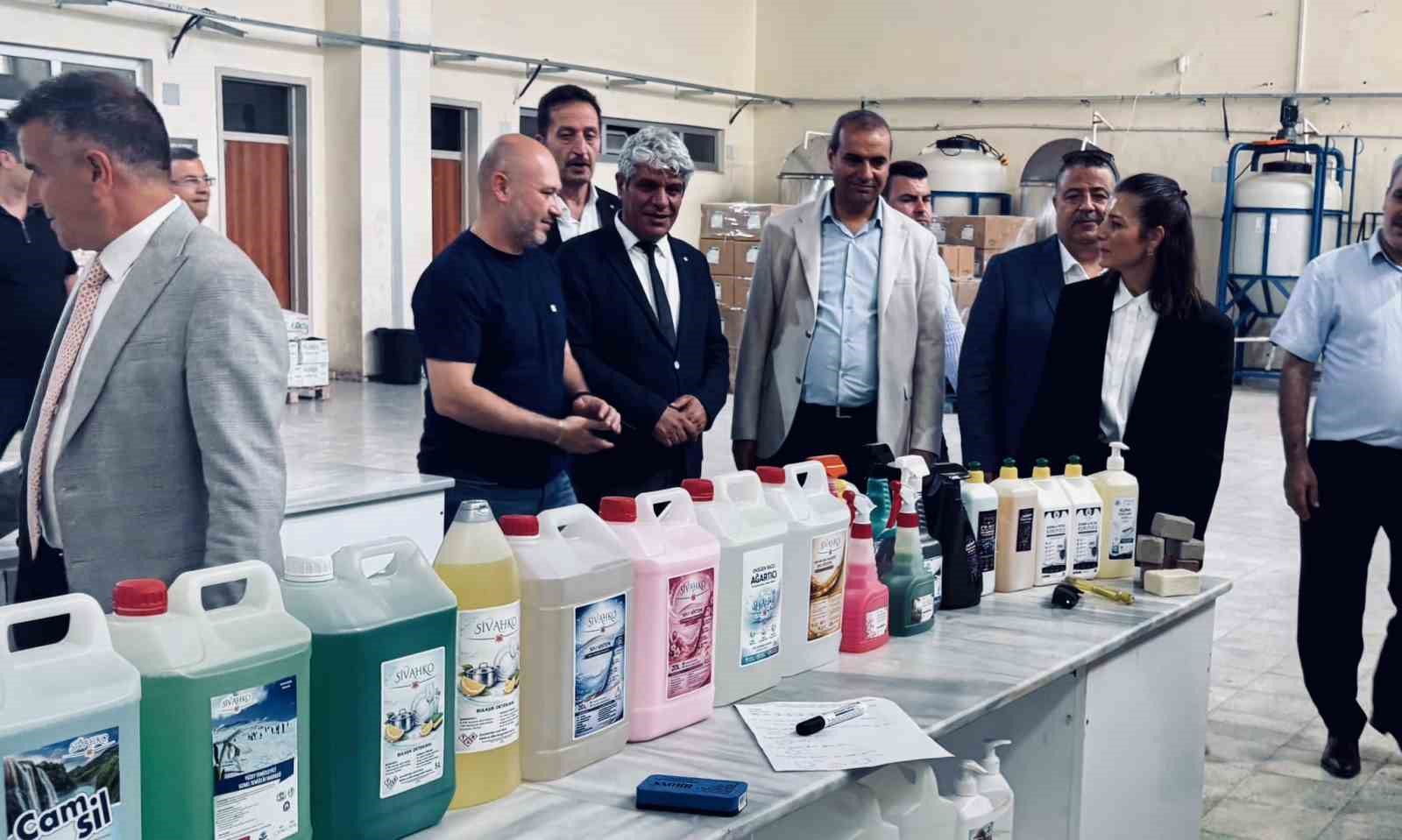 MEB Genel M&uuml;d&uuml;r&uuml; Durna, okul saldırısından etkilenen &ouml;ğrenci ve &ouml;ğretmenleri ziyaret etti