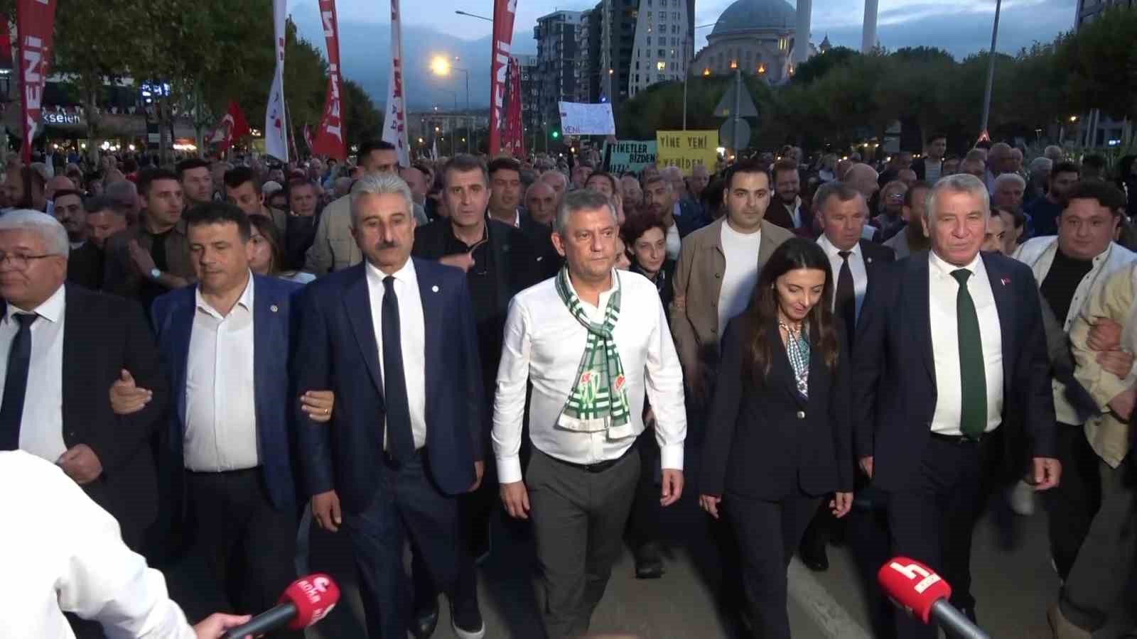 &Ouml;zg&uuml;r &Ouml;zel: "Barış i&ccedil;inde kardeş&ccedil;e yaşamayı vaat ediyoruz"
