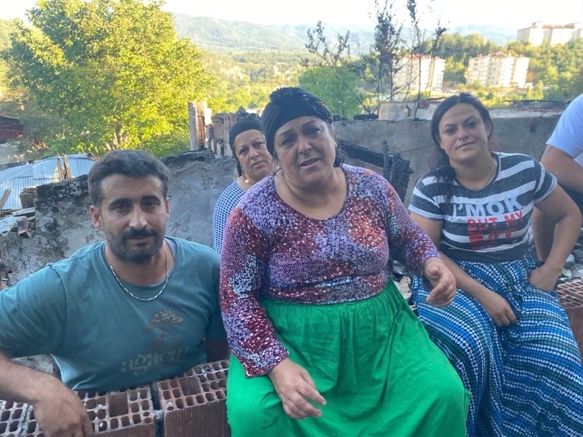Piknik t&uuml;pleri bomba gibi patladı, iki gecekondu k&uuml;le d&ouml;nd&uuml;