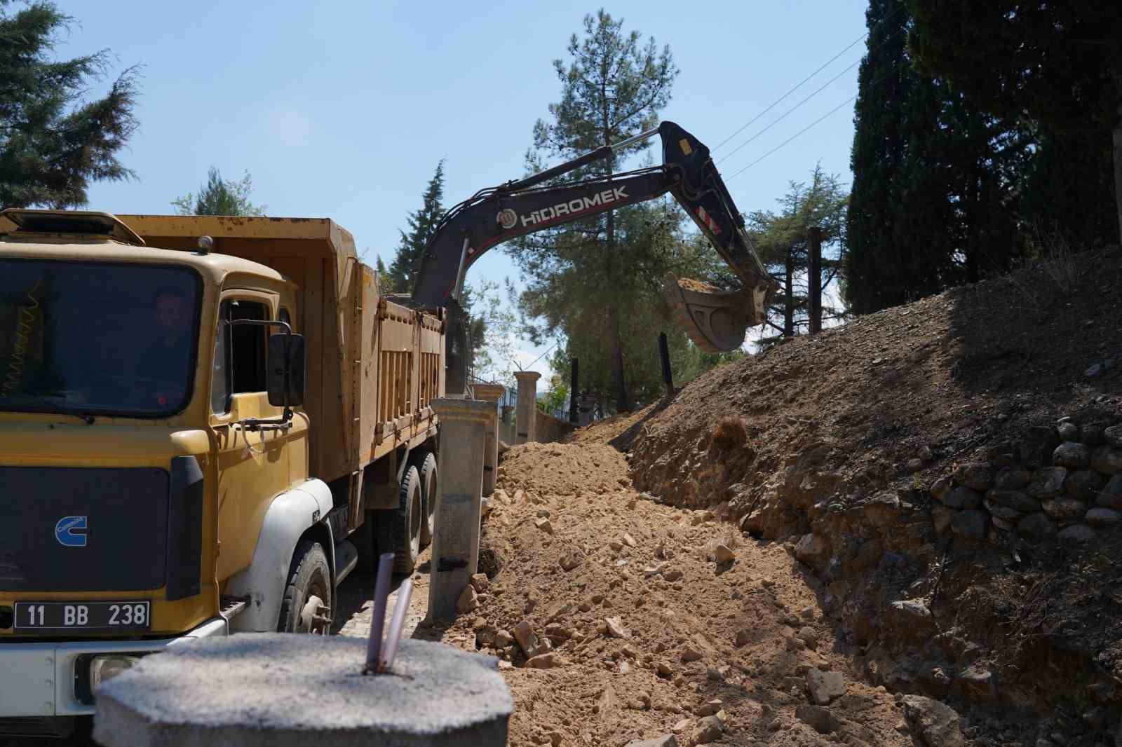 Belediye ekipleri sahadaki &ccedil;alışmalarını s&uuml;rd&uuml;r&uuml;yor