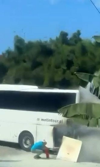Alanya&rsquo;da park halindeki tur otob&uuml;s&uuml;n&uuml;n motor b&ouml;l&uuml;m&uuml; alev aldı