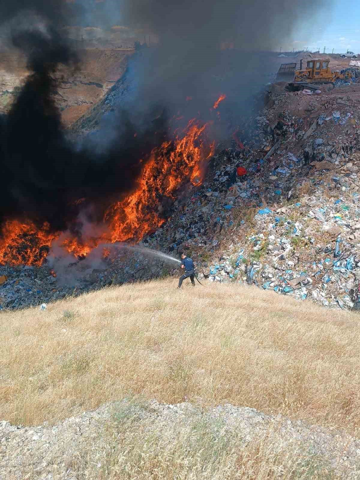Dumanların arasında kalan itfaiye eri bataklığa d&uuml;şt&uuml;